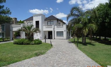 Casa en venta - 3 Dormitorios 4 Baños - Cochera - 1.000Mts2 - San Vicente