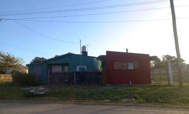 Casa en venta - 5 Dormitorios 2 Baños - 402Mts2 - San Eduardo del Mar