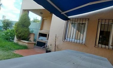 Casa 2 Plantas, 3 Ambientes C/ Pileta, Jardín, Quincho y Cocheras - Bernal