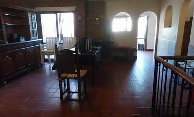 Casa 2 Plantas, 3 Ambientes C/ Pileta, Jardín, Quincho y Cocheras - Bernal