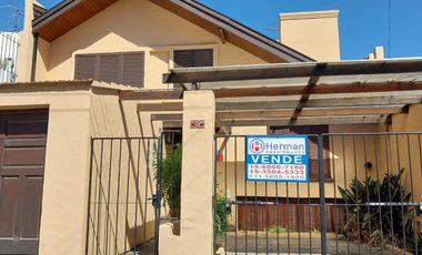 Casa 2 Plantas, 3 Ambientes C/ Pileta, Jardín, Quincho y Cocheras - Bernal