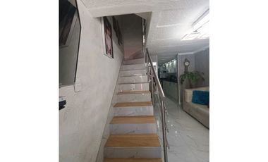 En venta Casa de 3 pisos - Barrio Santafé