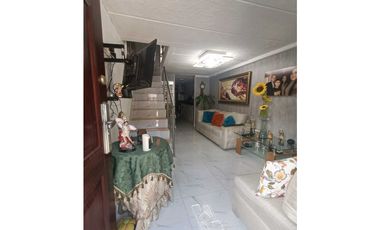 En venta Casa de 3 pisos - Barrio Santafé