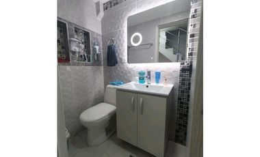 En venta Casa de 3 pisos - Barrio Santafé