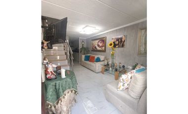 En venta Casa de 3 pisos - Barrio Santafé