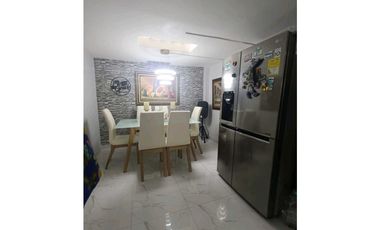 En venta Casa de 3 pisos - Barrio Santafé