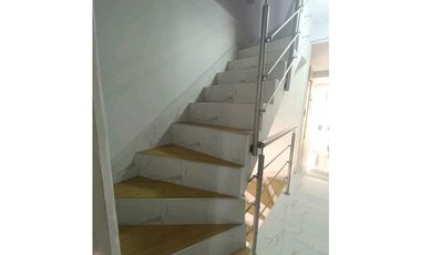 En venta Casa de 3 pisos - Barrio Santafé