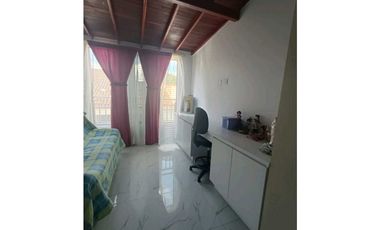 En venta Casa de 3 pisos - Barrio Santafé