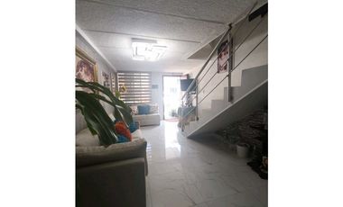 En venta Casa de 3 pisos - Barrio Santafé