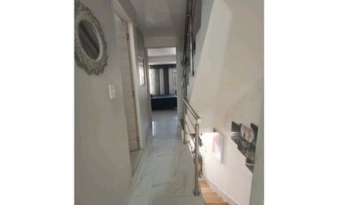 En venta Casa de 3 pisos - Barrio Santafé