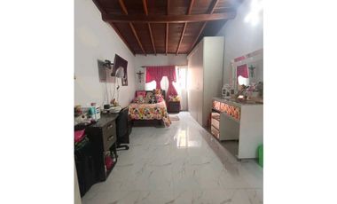 En venta Casa de 3 pisos - Barrio Santafé
