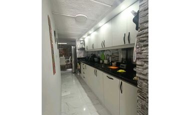 En venta Casa de 3 pisos - Barrio Santafé