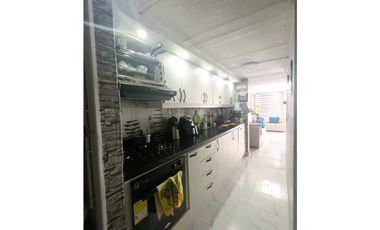 En venta Casa de 3 pisos - Barrio Santafé