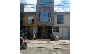 En venta Casa de 3 pisos - Barrio Santafé