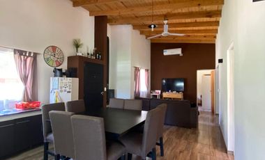 Casa en alquiler - 3 Dormitorios 3 Baños - 330Mts2 -  La Plata