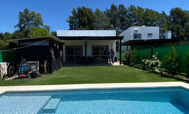 Casa en alquiler - 3 Dormitorios 3 Baños - 330Mts2 -  La Plata