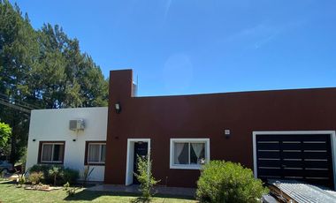 Casa en alquiler - 3 Dormitorios 3 Baños - 330Mts2 -  La Plata