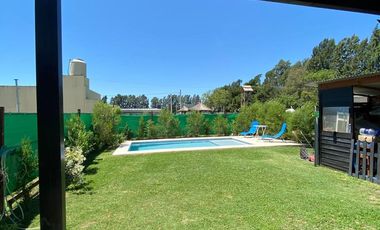 Casa en alquiler - 3 Dormitorios 3 Baños - 330Mts2 -  La Plata