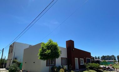 Casa en alquiler - 3 Dormitorios 3 Baños - 330Mts2 -  La Plata