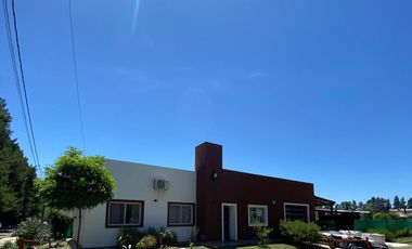 Casa en alquiler - 3 Dormitorios 3 Baños - 330Mts2 -  La Plata