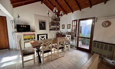 Casa en venta - 4 Dormitorios 2 Baños - 182mts2 - Villa Gesell