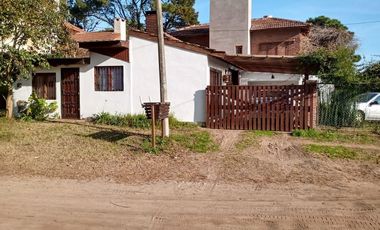 Casa en venta - 4 Dormitorios 2 Baños - 182mts2 - Villa Gesell