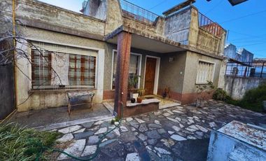 Casa Multifamiliar en venta - 3 Casas - El Palomar