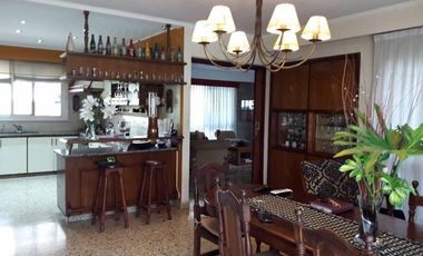Casa en venta - 4 Dormitorio 2 Baños - 569mts2 - Quilmes