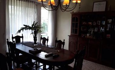 Casa en venta - 4 Dormitorio 2 Baños - 569mts2 - Quilmes