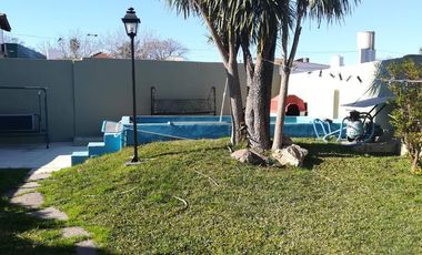 Casa en venta - 2 Dormitorios 2 Baños - 85mts2 - Quilmes