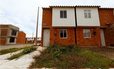 SE VENDE CASA DOS PISOS EN MANZANARES CIUDAD DEL CAMPO