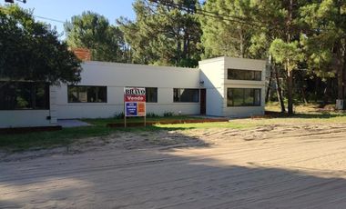 Casa en venta - 3 Dormitorios 2 Baños - Mar de las Pampas