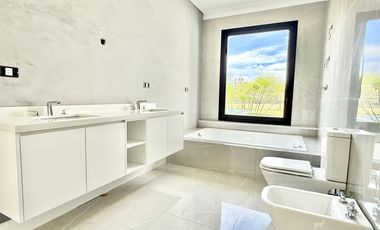 Casa de 6 Ambientes en Venta al Golf en La Reserva Cardales - Sofitel