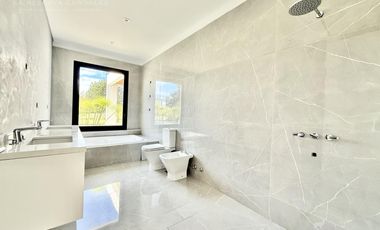 Casa de 6 Ambientes en Venta al Golf en La Reserva Cardales - Sofitel