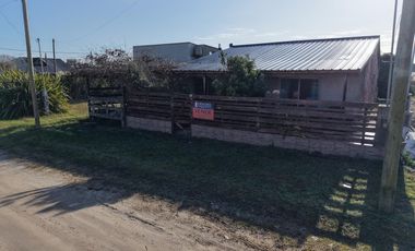 Casa en  venta Mar de Cobo - A RECICLAR - a dos cuadras del mar