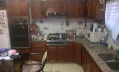 Casa en venta - 4 Dormitorios 4 Baños - Cocheras - 303Mts2 - Lanús