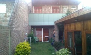 Casa en venta - 4 Dormitorios 4 Baños - Cocheras - 303Mts2 - Lanús