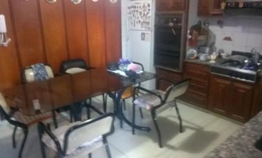 Casa en venta - 4 Dormitorios 4 Baños - Cocheras - 303Mts2 - Lanús