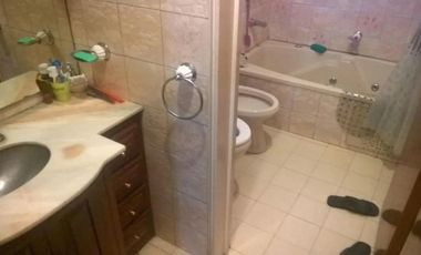 Casa en venta - 4 Dormitorios 4 Baños - Cocheras - 303Mts2 - Lanús