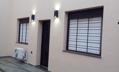 Casa de 2 dormitorios y cochera en Republica de La Sexta