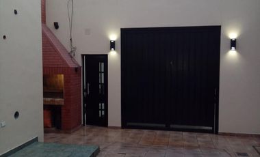 Casa de 2 dormitorios y cochera en Republica de La Sexta