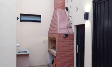 Casa de 2 dormitorios y cochera en Republica de La Sexta