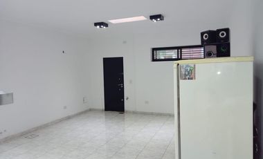 Casa de 2 dormitorios y cochera en Republica de La Sexta
