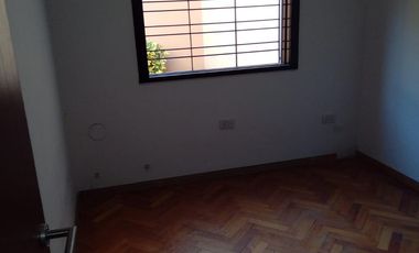 Casa de 2 dormitorios y cochera en Republica de La Sexta