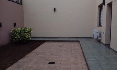 Casa de 2 dormitorios y cochera en Republica de La Sexta