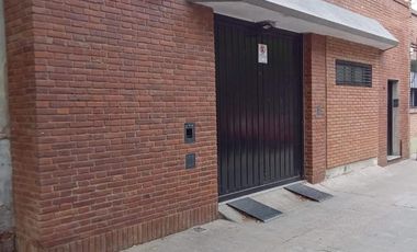 Casa de 2 dormitorios y cochera en Republica de La Sexta
