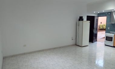 Casa de 2 dormitorios y cochera en Republica de La Sexta