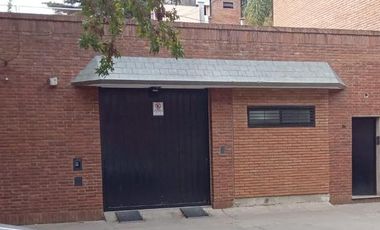 Casa de 2 dormitorios y cochera en Republica de La Sexta