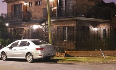 Casa en venta - 4 Dormitorios 4 Baños - Cochera - 540Mts2 - Villa Morra I, Pilar