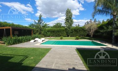Casa moderna frente a la laguna y próxima a acceso Bancalari